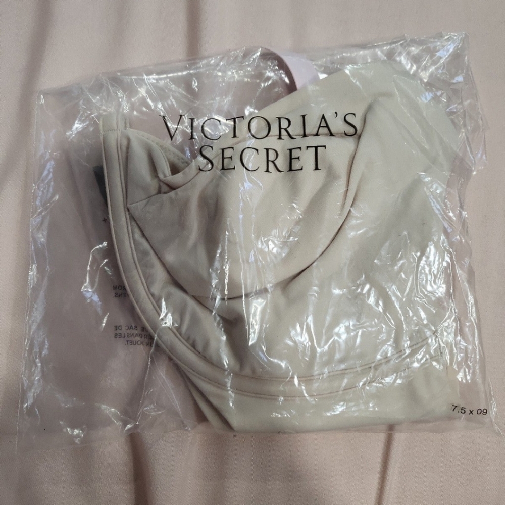 Victoria's Secret Unlined Plunge Unlined Bra - Picture 4 of 4